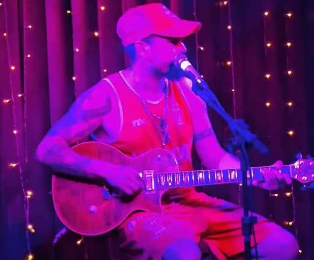 ELIO DELGADO EN ACÚSTICO