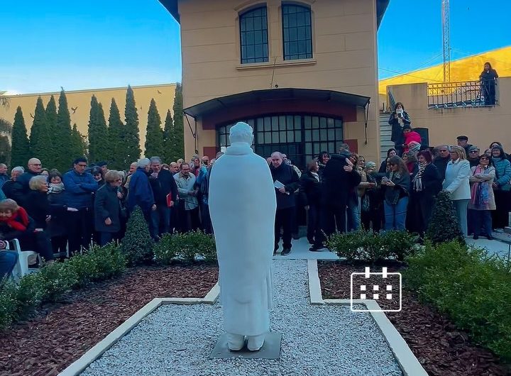 Inauguraron la escultura del Padre Raúl Troncoso en el Paseo de las Personalidades